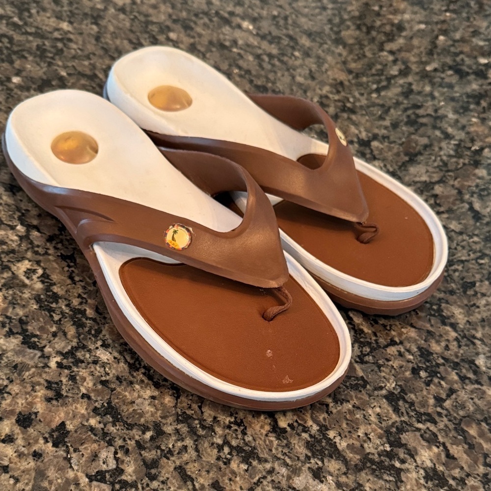Hawaiian Jelly’s Brown Sandals with White Accents EUC 11
